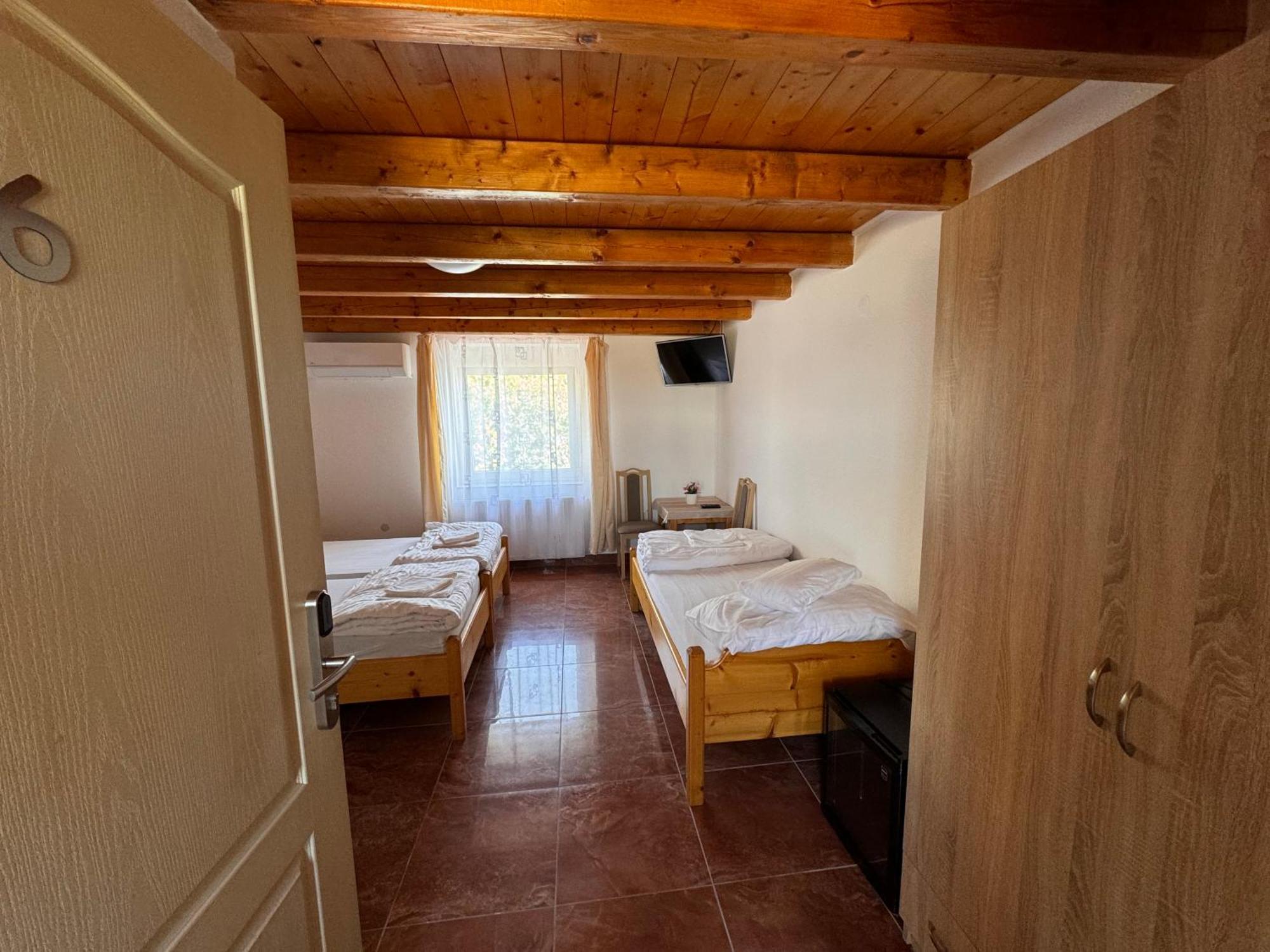 Fuerdo Panzio Bed and Breakfast Karcag Buitenkant foto