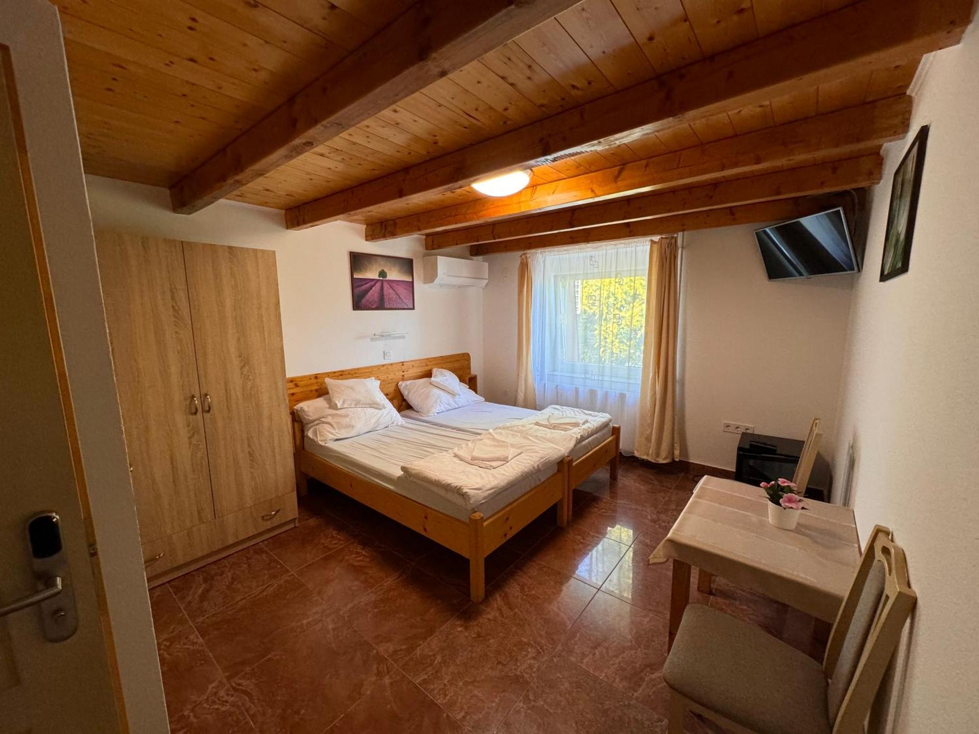 Fuerdo Panzio Bed and Breakfast Karcag Buitenkant foto