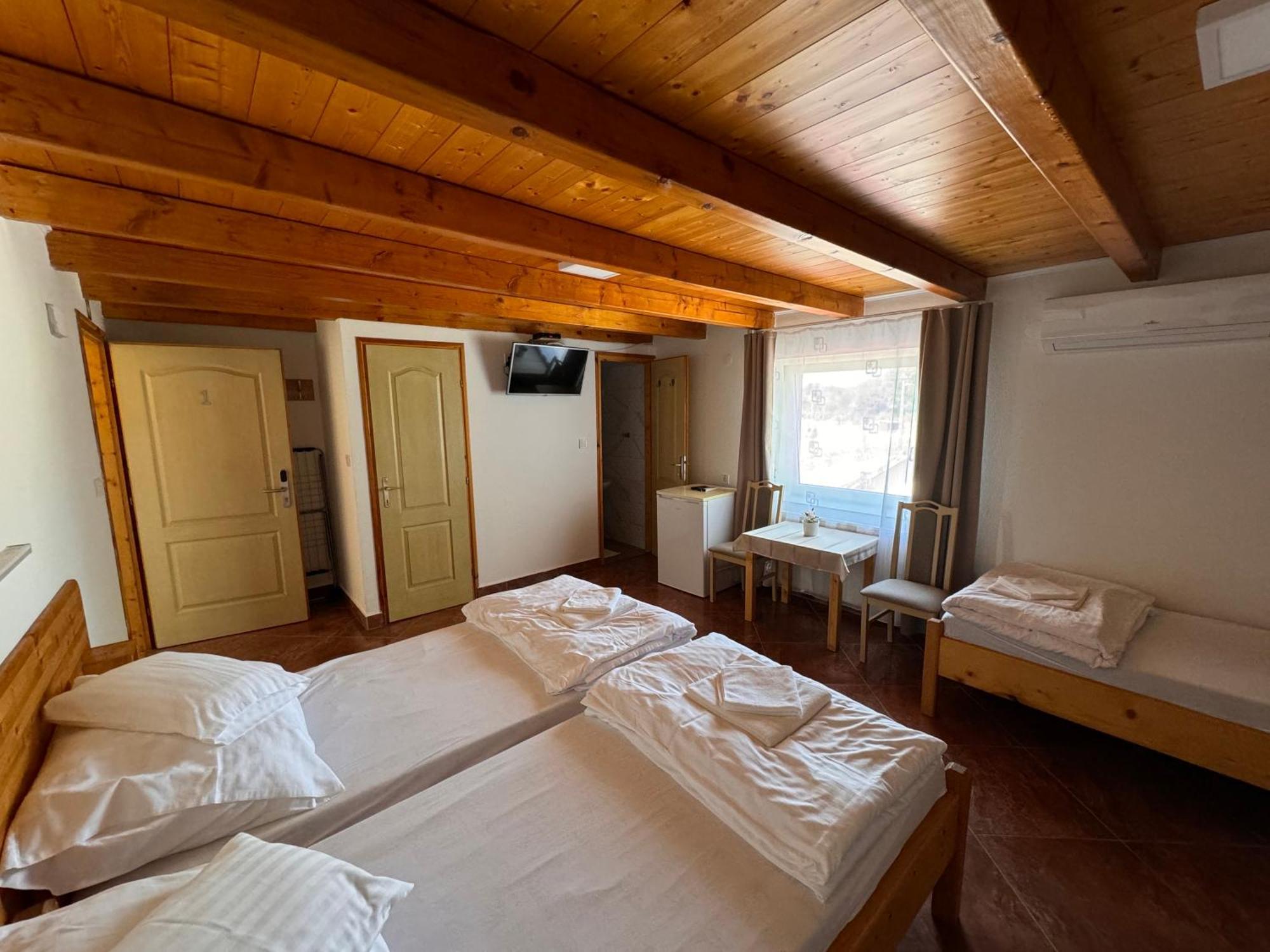 Fuerdo Panzio Bed and Breakfast Karcag Buitenkant foto